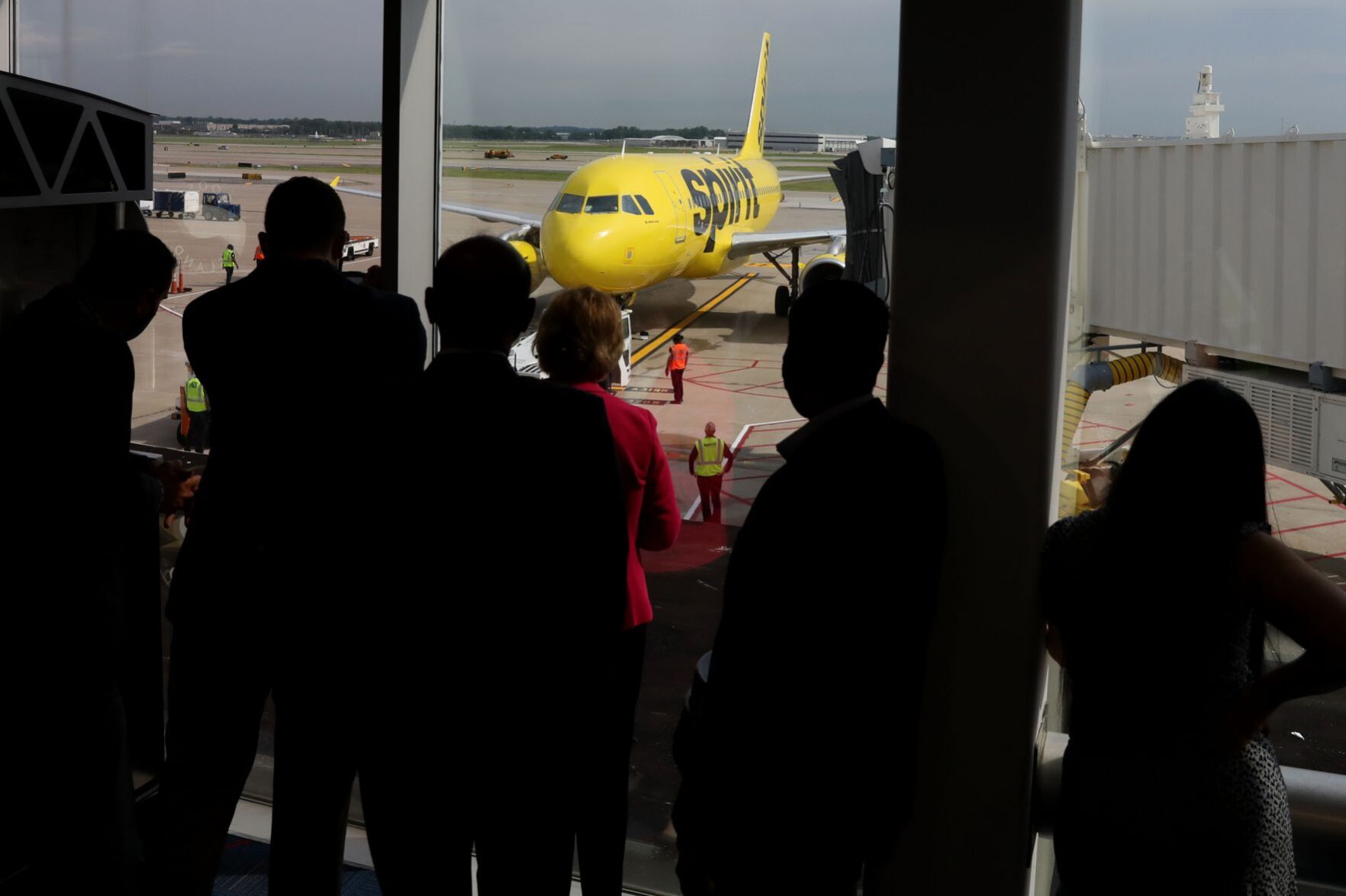 Crowd cheers as first Spirit arilines flight lands in St. Louis